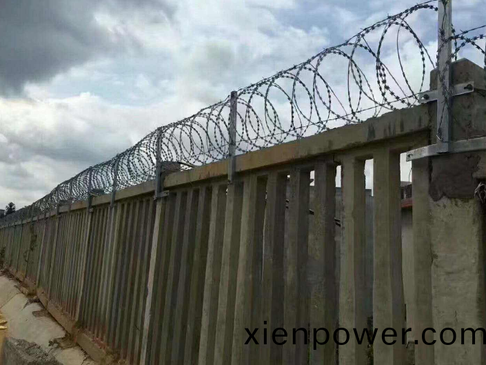 光(guang)纖週(zhou)界入侵(qin)安全(quan)防(fang)禦監(jian)測係(xi)統